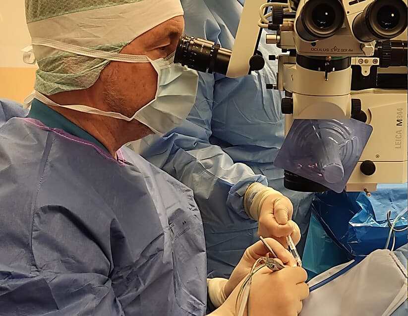 Björn Johansson gör en gråstarrsoperation.