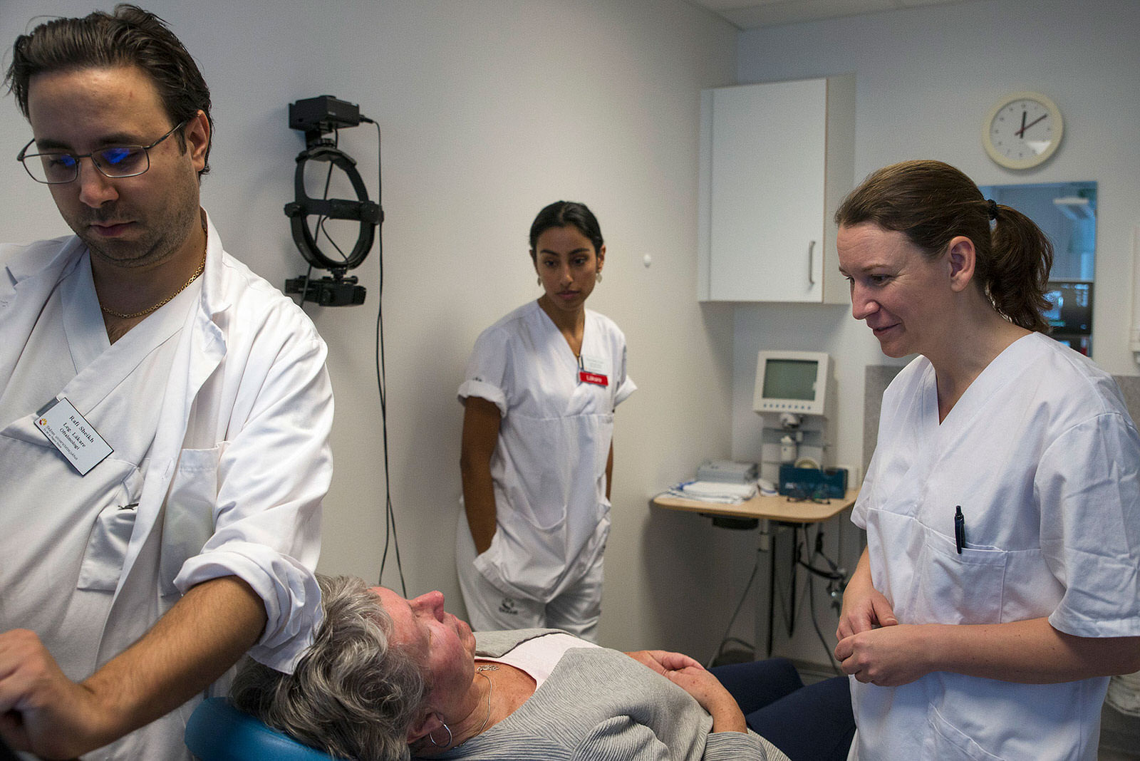 Elin Bohlin småpratar med patienten medan hennes kollega Rafi Sheihk, doktorand vid Ögonkliniken i Lund, ställer in ultraljudsutrustningen.